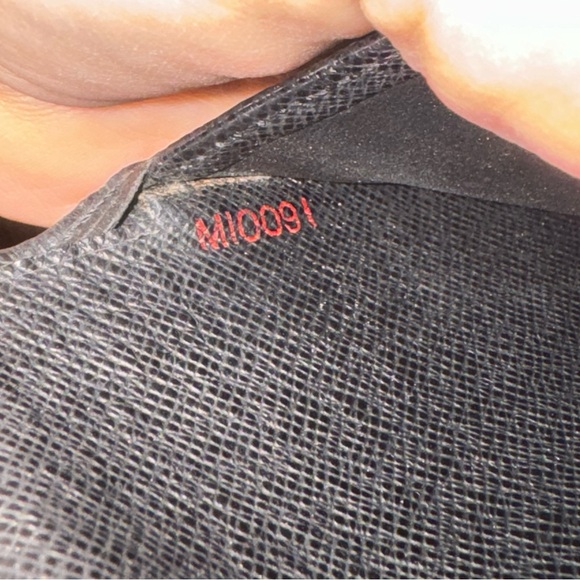 LV wallet with snap and coin pouch. - Picture 7 of 7